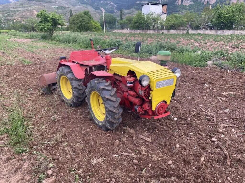 Motocultor trabajando en una parcela