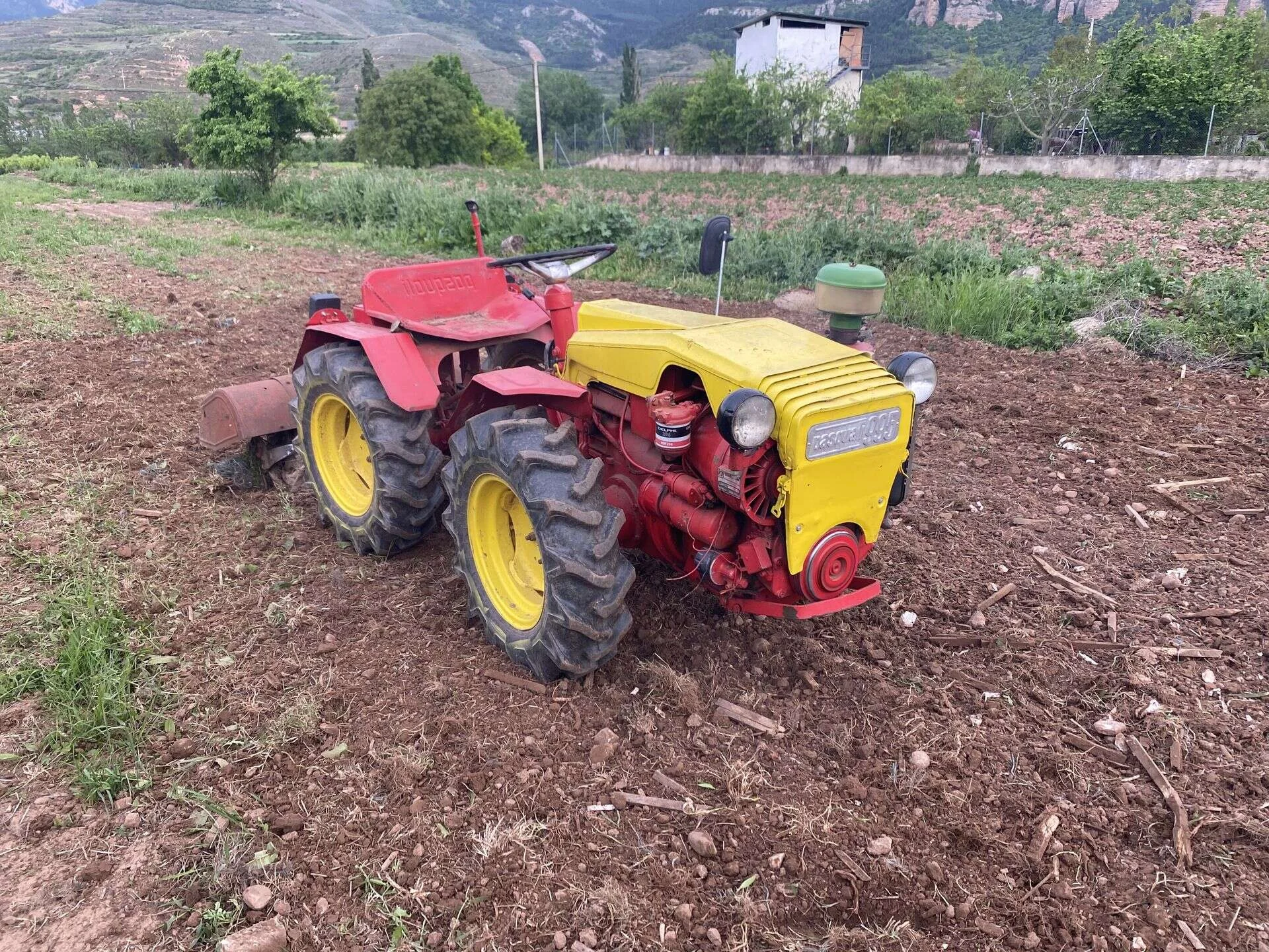 Motocultor trabajando en una parcela
